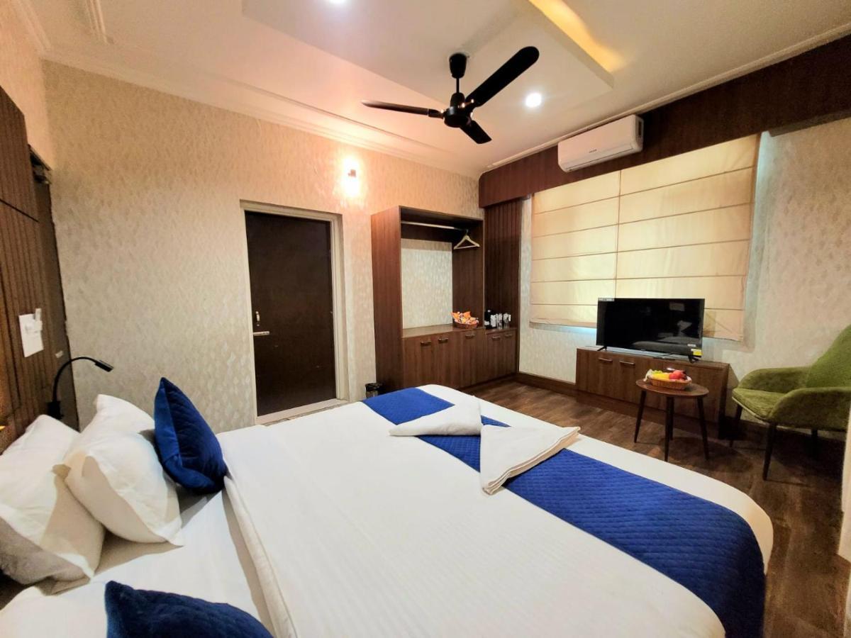 Hotel Royal Plaza Σριναγκάρ Εξωτερικό φωτογραφία