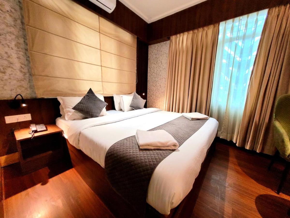 Hotel Royal Plaza Σριναγκάρ Εξωτερικό φωτογραφία